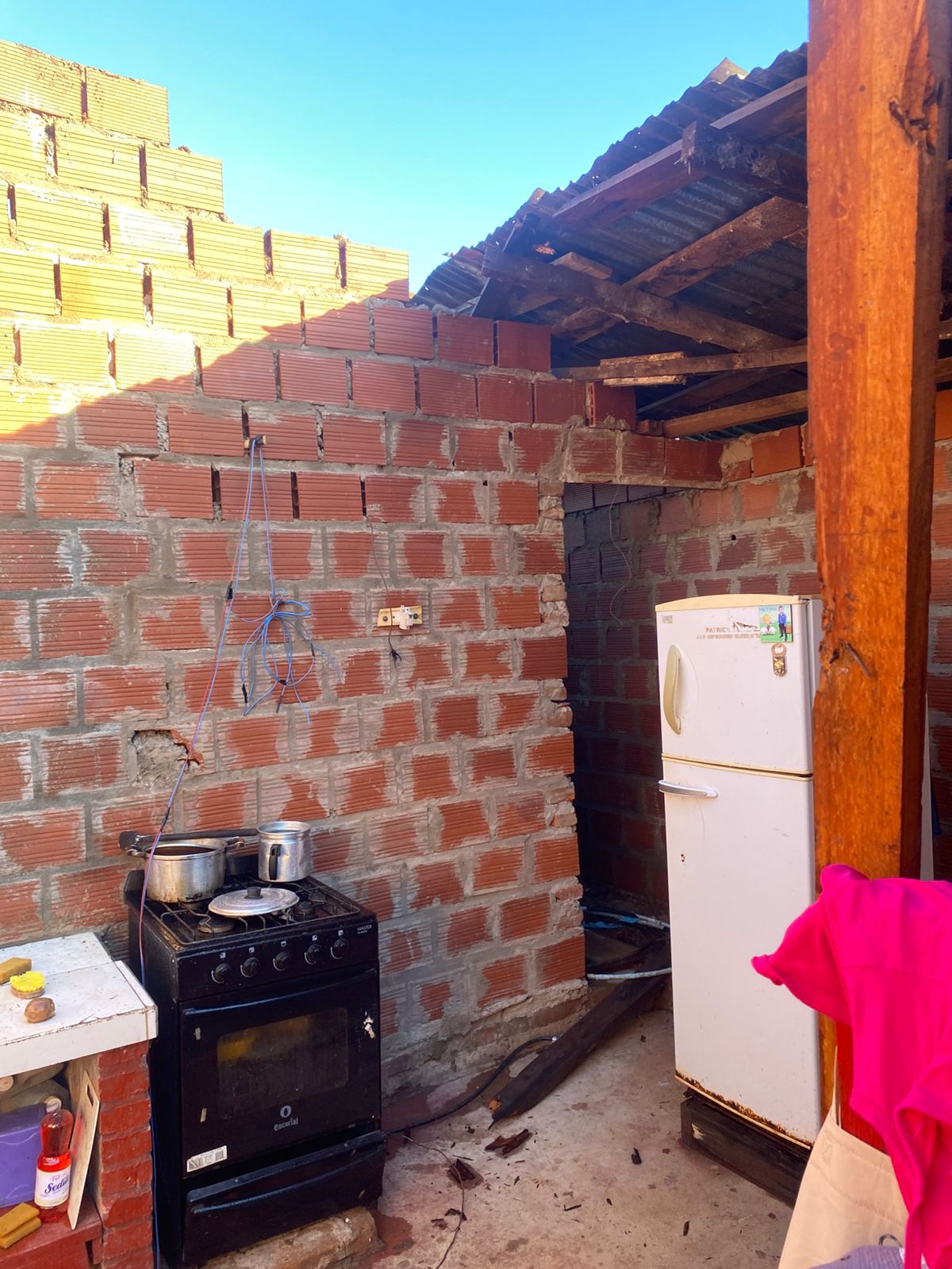 Piden colaboración para una vecina que perdió sus pertenencias a causa del temporal 3